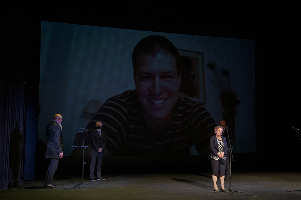 Gala Angelusa 2020, Joanna Pomorska na scenie, w tle, na ekranie Goran Vojnović