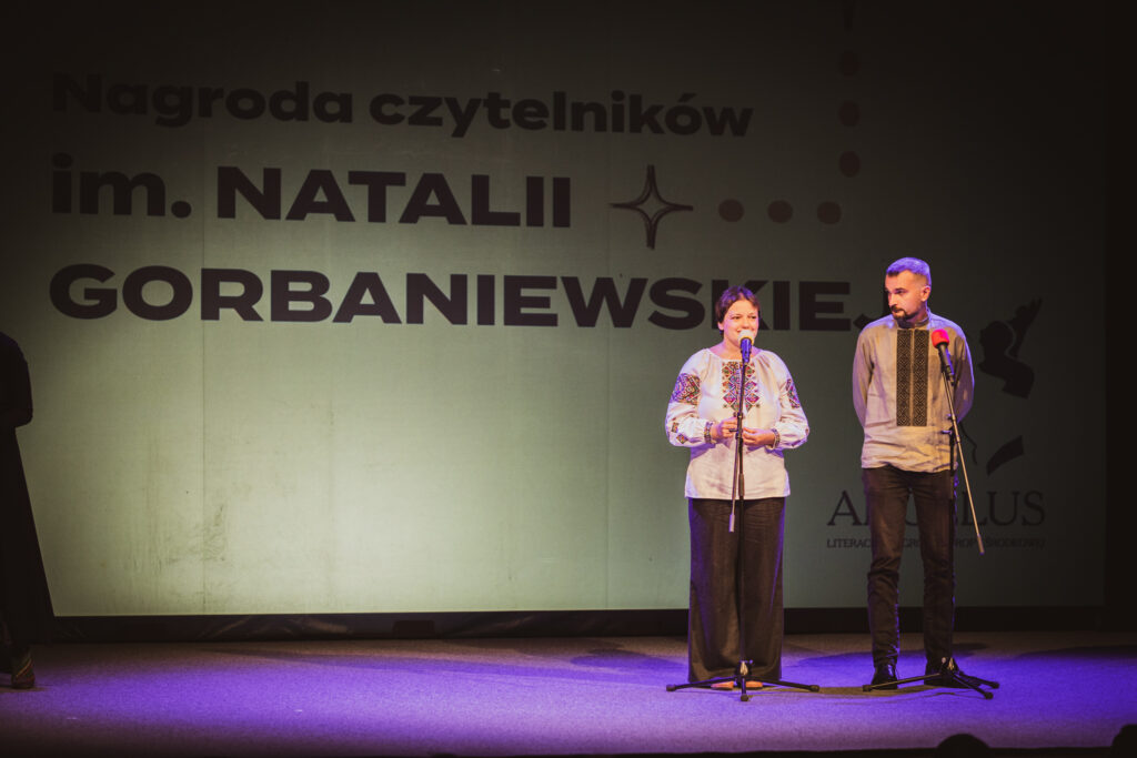 Tamara Duda odbiera nagrodę imienia Natalii Gorbaniewskiej, na scenie także Marcin Gaczkowski, Gala Angelus 2023