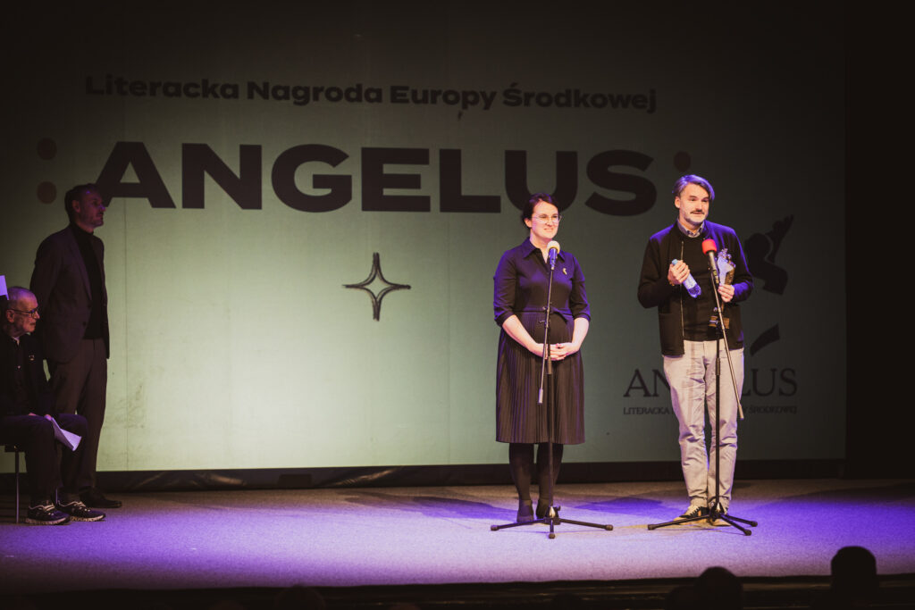 Saša Stanišić i Małgorzata Gralińska odbierają nagrodę na Gali Angelus 2023