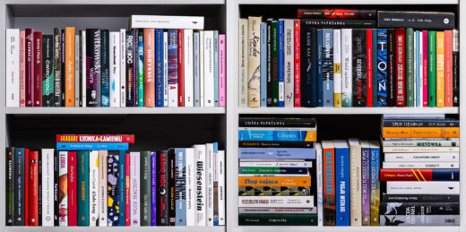 Półka z książkami zakwalifikowanymi do Literackiej Nagrody Europy Środkowej Angelus 2024